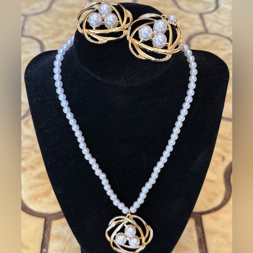 Elegant Gold and Pearl Necklace and Earring Set